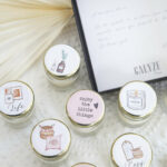 7 petites bougies avec des images sur le couvercle