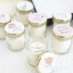 7 petites bougies avec des images sur le couvercle