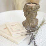 Bougie blanche dans un pot en forme de visage
