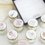 9 petites bougies avec des images sur le couvercle