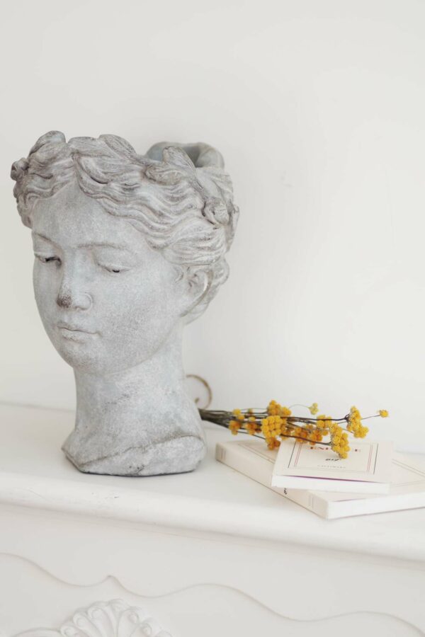 pot en pierre d'une tête de femme style Grèce antique