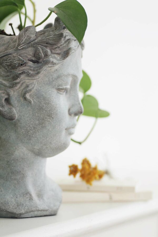 pot en pierre d'une tête de femme style Grèce antique