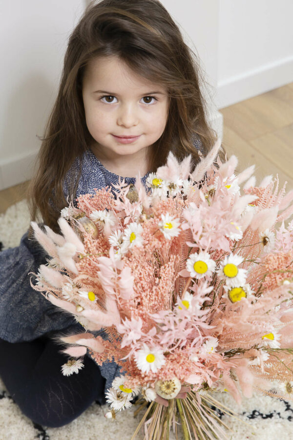 Enfant et bouquet de fleurs séchées