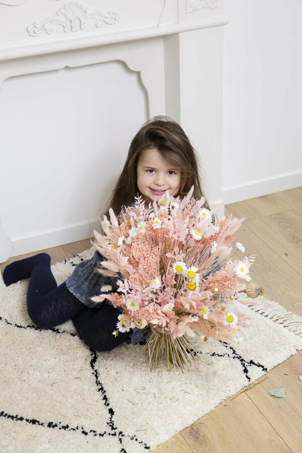 Enfant et bouquet de fleurs séchées