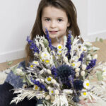 enfant et bouquet de fleurs séchées