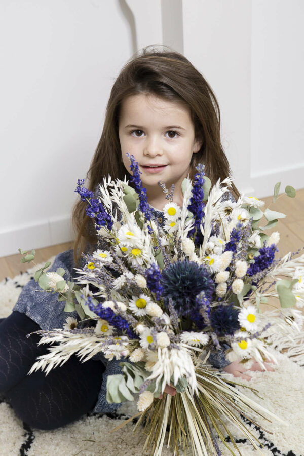 enfant et bouquet de fleurs séchées