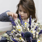 enfant et bouquet de fleurs séchées
