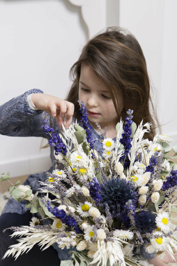 enfant et bouquet de fleurs séchées