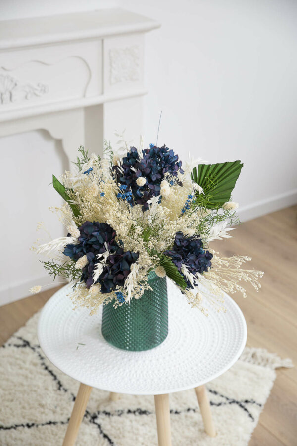 Bouquet de fleurs séchées Ubud dans un vase bleu