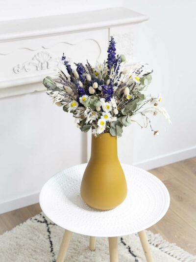 Bouquet de fleurs séchées dans un vase moutarde